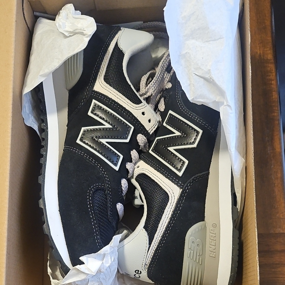 New Balance Womens  Black and Gray Sneakers 7 1/2 womens